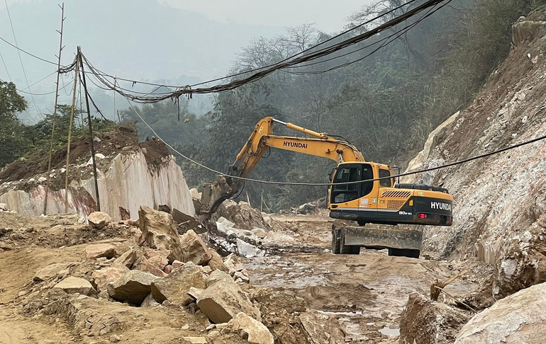 Phá đá mở đường trên dốc Khau Nghiềm. Phá đá mở đường trên dốc Khau Nghiềm.