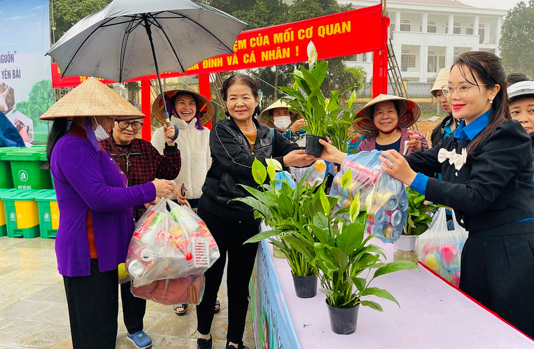 Nhân dân phường Đồng Tâm đổi rác thải lấy cây xanh tại lễ phát động.
