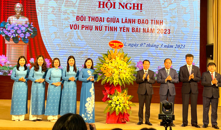 Tặng hoa nhân kỷ niệm ngày Quốc tế Phụ nữ 8/3.