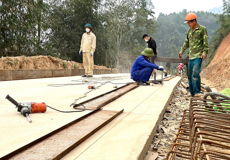 Thi công lớp bê-tông mặt đường. Thi công lớp bê-tông mặt đường.