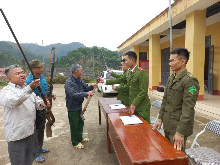 Đồng bào dân tộc Dao xã Quang Minh, huyện Văn Yên qua tuyên truyền tự nguyện giao nộp vũ khí tự chế.