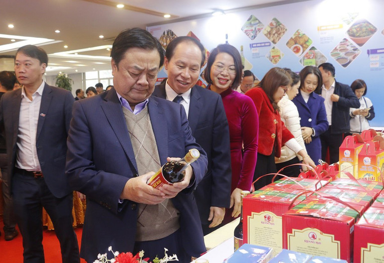 Bộ trưởng Lê Minh Hoan đi thăm các gian hàng OCOP trưng bày tại Hội nghị.