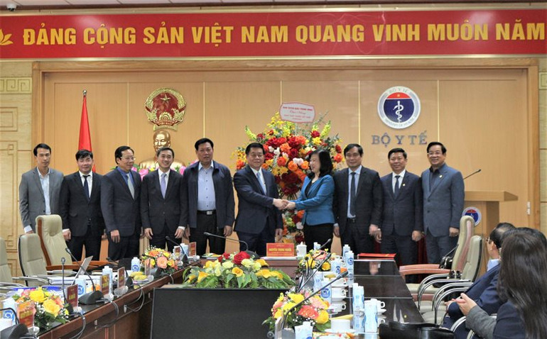 Đồng chí Nguyễn Trọng Nghĩa tặng hoa cho các thầy thuốc, y bác sĩ nhân Ngày Thầy thuốc Việt Nam.