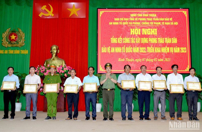 Các tập thể được tặng Bằng khen của Bộ trưởng Công an vì đã có thành tích xuất sắc trong phong trào Toàn dân bảo vệ an ninh Tổ quốc năm 2022.