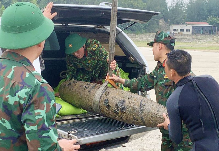 Quả bom được trục vớt an toàn và vận chuyển đến nơi hủy nổ theo quy định.