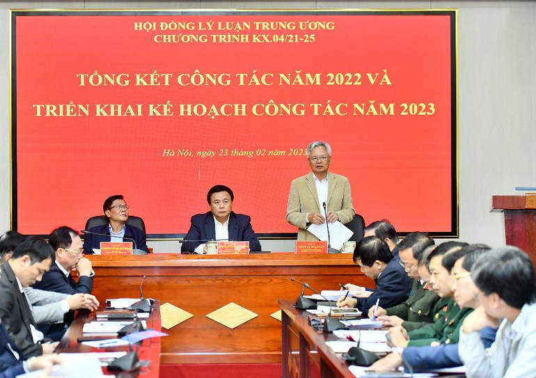 GS, TS Tạ Ngọc Tấn trình bày Báo cáo tổng kết năm 2022 và Kế hoạch năm 2023 Chương trình KX.04/21-25. (Ảnh: ĐĂNG KHOA)