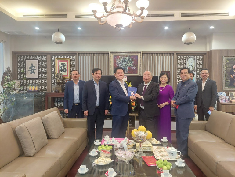 Đồng chí Nguyễn Trọng Nghĩa và đoàn công tác đến thăm đồng chí Nguyễn Quốc Triệu, nguyên Ủy viên Trung ương Đảng, nguyên Bộ trưởng Y tế.