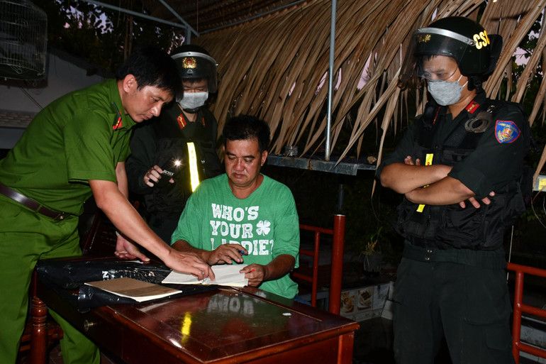 Đối tượng Đặng Hoàng Vũ ký vào biên bản để cơ quan công an khám xét nhà.