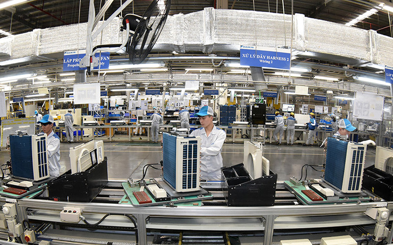 Lắp ráp máy điều hòa tại Công ty Daikin Việt Nam, Khu công nghiệp Thăng Long II (tỉnh Hưng Yên). (Ảnh ĐỨC AN)