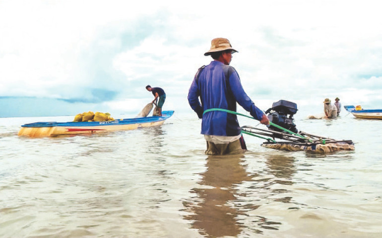 Việc khai thác nghêu giống trái phép khiến tình hình an ninh trật tự phức tạp.