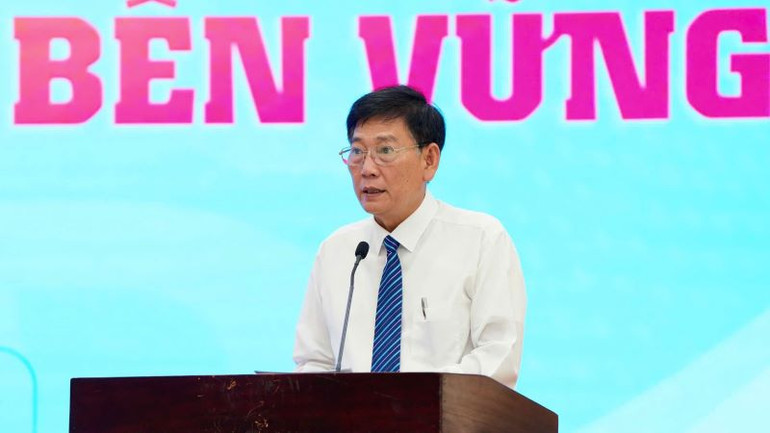 Phó Chủ tịch Thường trực Ủy ban nhân dân tỉnh Bình Dương Mai Hùng Dũng phát biểu ý kiến tại hội thảo.