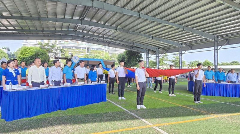 Chào cờ khai mạc giải. Chào cờ khai mạc giải.