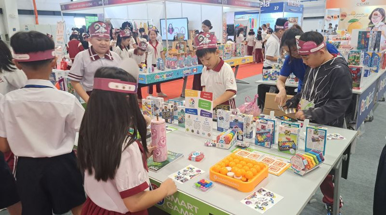 Học sinh trải nghiệm một gian hàng triển lãm tại ngày hội.