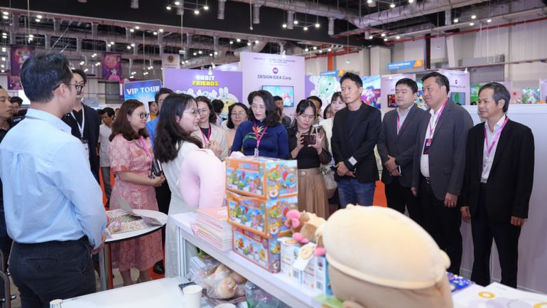 Các đại biểu tham quan các gian hàng triển lãm tại "Ngày hội Nhân vật biểu tượng và Bản quyền Việt Nam - Hàn Quốc 2024”