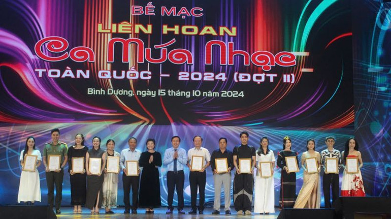 Trao Bằng khen cho các đơn vị có thành tích xuất sắc trong liên hoan. Trao Bằng khen cho các đơn vị có thành tích xuất sắc trong liên hoan.