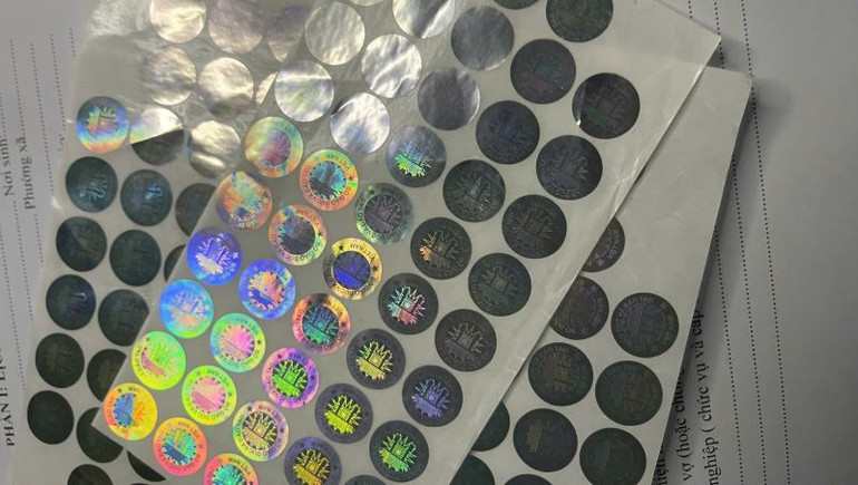 Phôi bằng và các loại giấy tờ làm giả.