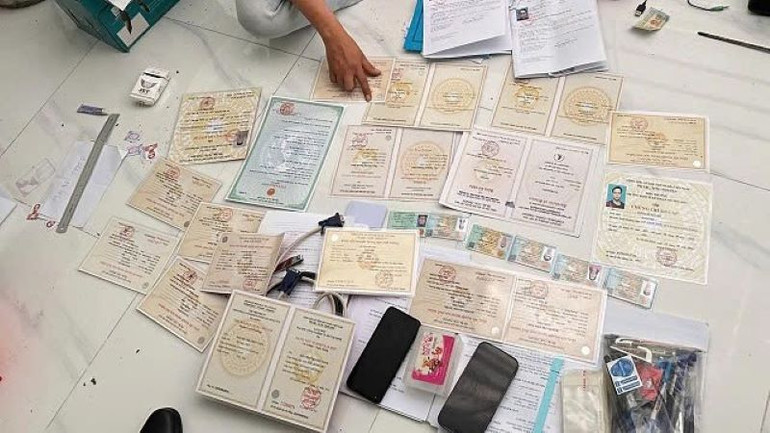 Các loại giấy tờ thành phẩm được làm giả.