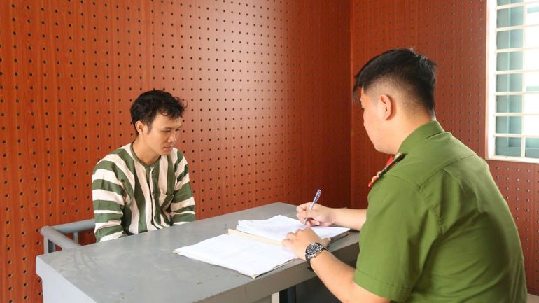 Công an lấy lời khai của các đối tượng làm giả giấy tờ.