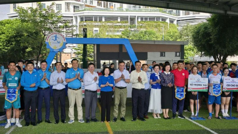 Các đại biểu chụp hình lưu niệm với các đội bóng tại lễ khai mạc. Các đại biểu chụp hình lưu niệm với các đội bóng tại lễ khai mạc.