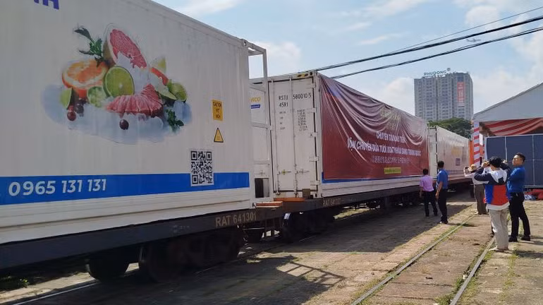 3 container với trọng lượng 67,5 tấn dừa tươi xuất khẩu bằng đường sắt từ Ga liên vận quốc tế Sóng Thần sang Trung Quốc.