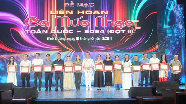 Trao Bằng khen cho các đơn vị có thành tích xuất sắc. Trao Bằng khen cho các đơn vị có thành tích xuất sắc.