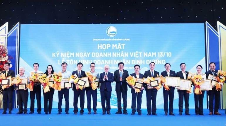 Lãnh đạo tỉnh Bình Dương trao tặng Bằng khen và Biểu trưng doanh nghiệp tiêu biểu cho các doanh nghiệp.