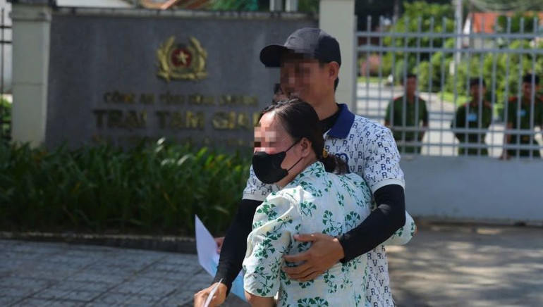 Người thân vui mừng đến đón các phạm nhân được đặc xá.