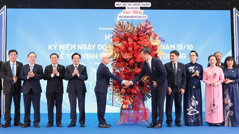 Lãnh đạo tỉnh Bình Dương trao tặng hoa chúc mừng Đại hội Liên đoàn doanh nghiệp tỉnh Bình Dương nhiệm kỳ 3 thành công tốt đẹp.