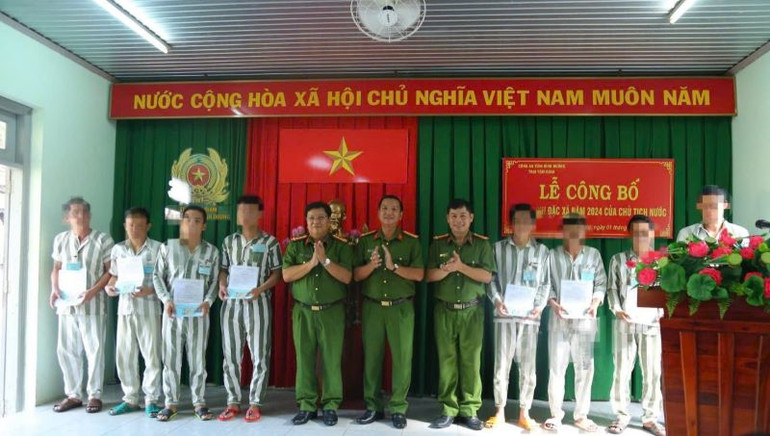 Đại diện Công an tỉnh Bình Dương trao quyết định đặc xá cho các phạm nhân.