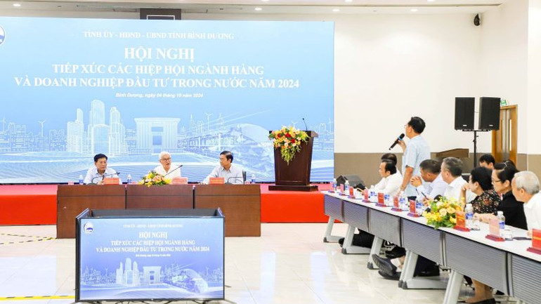 Doanh nghiệp nêu ý kiến với lãnh đạo tỉnh Bình Dương.