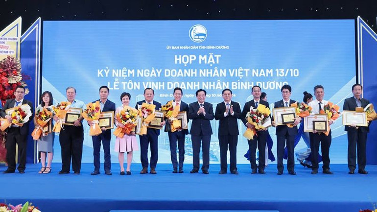 Trao tặng Bằng khen và Biểu trưng cho doanh nghiệp tiêu biểu.