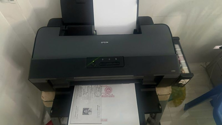 Máy in màu các đối tượng sử dụng để làm giấy tờ giả.