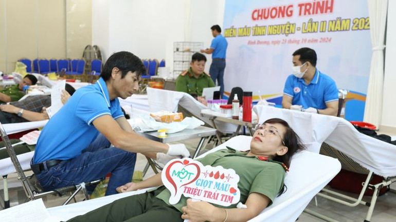 Cán bộ, chiến sĩ đang hiến máu.