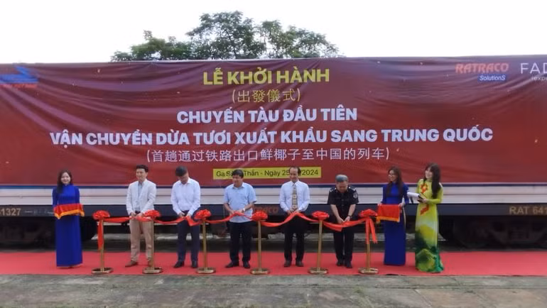 Các đại biểu thực hiện nghi thức khởi hành chuyến tàu đầu tiên vận chuyển dừa tươi xuất khẩu sang Trung Quốc.