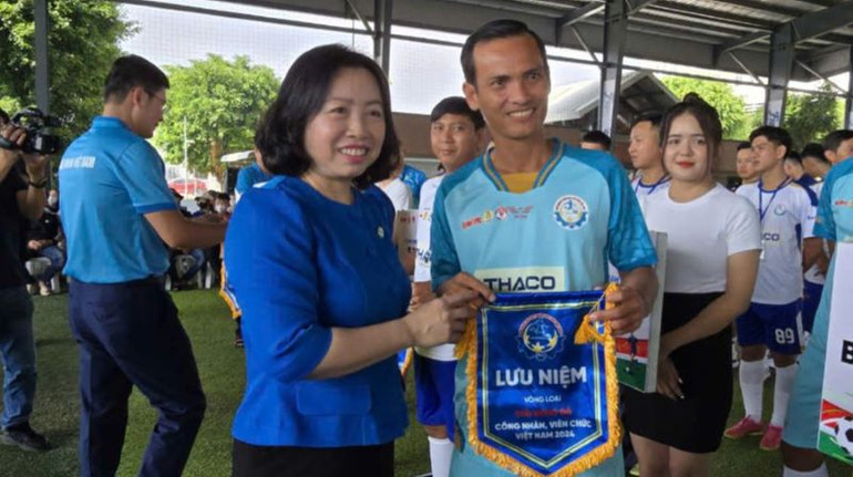 Phó Chủ tịch Tổng Liên đoàn Lao động Việt Nam Thái Thu Xương tặng cờ lưu niệm cho đại diện các đội bóng. Phó Chủ tịch Tổng Liên đoàn Lao động Việt Nam Thái Thu Xương tặng cờ lưu niệm cho đại diện các đội bóng.