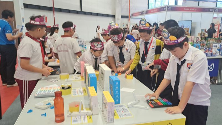 Đông đảo học sinh thích thú với các hoạt động tại ngày hội.