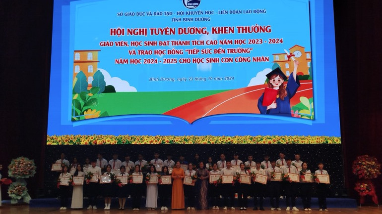 Khen thưởng học sinh đỗ đại học với số điểm cao.