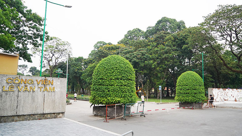 Dự án bãi đậu xe ngầm tại Công viên Lê Văn Tám, Quận 1, Thành phố Hồ Chí Minh chậm triển khai nên UBND thành phố đã ban hành quyết định chấm dứt hợp đồng BOT với nhà đầu tư. Dự án bãi đậu xe ngầm tại Công viên Lê Văn Tám, Quận 1, Thành phố Hồ Chí Minh chậm triển khai nên UBND thành phố đã ban hành quyết định chấm dứt hợp đồng BOT với nhà đầu tư.
