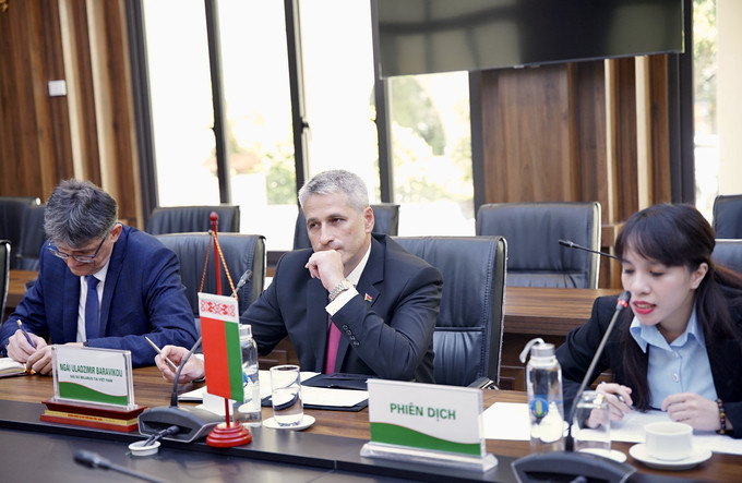 Đại sứ Uladzimir Baravikou khẳng định sẽ đề xuất với phía Belarus về việc xây dựng nội dung dự thảo thỏa thuận hợp tác thú y giữa hai nước. Đại sứ Uladzimir Baravikou khẳng định sẽ đề xuất với phía Belarus về việc xây dựng nội dung dự thảo thỏa thuận hợp tác thú y giữa hai nước.