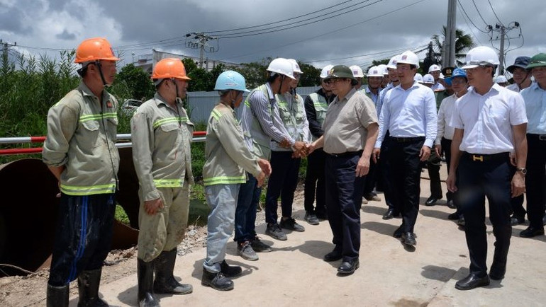 Thủ tướng Phạm Minh Chính thăm hỏi cán bộ, công nhân đang thi công trên công trường.