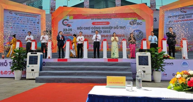 Cắt băng khai mạc Hội chợ Công nghiệp hỗ trợ thành phố Hà Nội năm 2023.