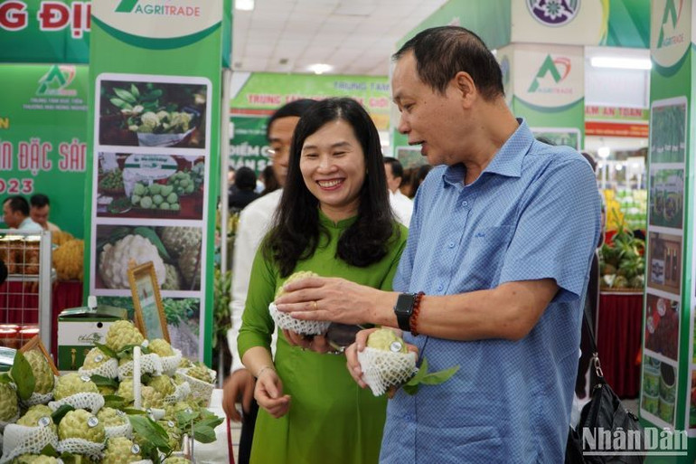 Bà Trần Thanh Nhàn, Bí thư Huyện ủy Chi Lăng (Lạng Sơn) cho biết, người dân Chi Lăng ngày càng nâng cao trình độ canh tác, tạo ra những trái na có chất lượng thơm ngon, trái to đều.