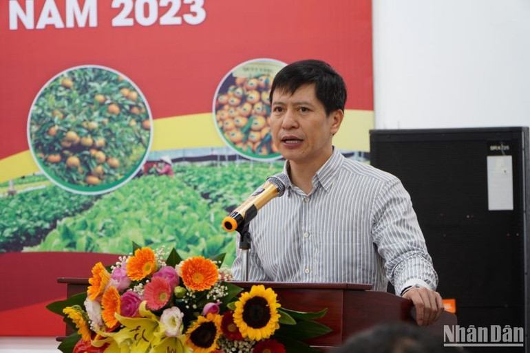 Ông Nguyễn Minh Tiến, Giám đốc Trung tâm Xúc tiến thương mại nông nghiệp – Bộ Nông nghiệp và Phát triển Nông thôn phát biểu khai mạc phiên chợ.