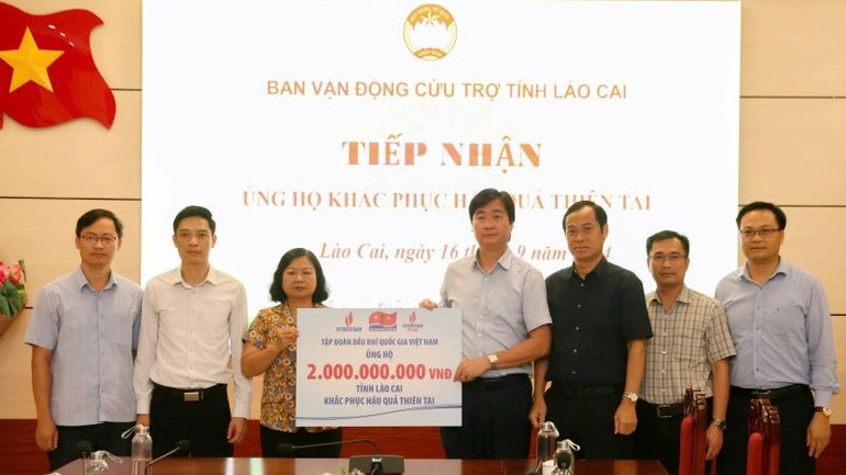 Đồng chí Trần Xuân Thành đại diện PV GAS đi cùng Công đoàn Dầu khí tặng quà cứu trợ tỉnh Lào Cai. Đồng chí Trần Xuân Thành đại diện PV GAS đi cùng Công đoàn Dầu khí tặng quà cứu trợ tỉnh Lào Cai.