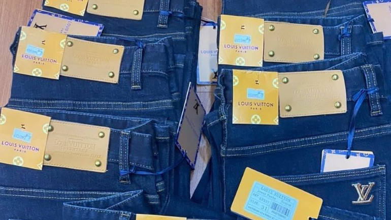 Sản phẩm thời trang có dấu hiệu giả mạo thương hiệu nổi tiếng. Ảnh: Cục Quản lý thị trường Thành phố Hồ Chí Minh.