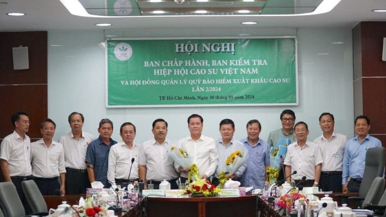 Lãnh đạo Hiệp Hội Cao-su Việt Nam ra mắt, chụp ảnh lưu niệm cùng các thành viên hiệp hội.