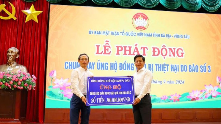 Đại diện PV GAS trao tặng tỉnh BR-VT 300 triệu đồng để thực hiện chương trình cứu trợ miền bắc. Đại diện PV GAS trao tặng tỉnh BR-VT 300 triệu đồng để thực hiện chương trình cứu trợ miền bắc.