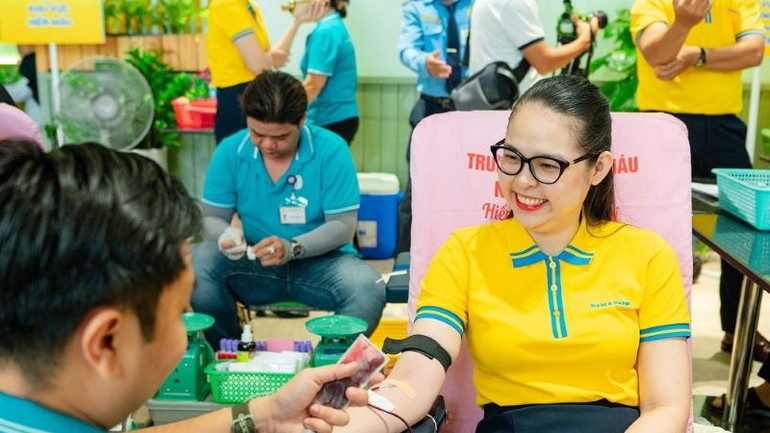 Cán bộ, nhân viên Nam A Bank tham gia hiến máu tại Ngày hội Đỏ 2024.