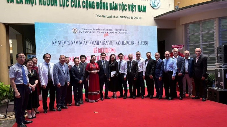 Các doanh nhân kiều bào được tuyên dương nhân dịp kỷ niệm 20 năm Ngày Doanh nhân Việt Nam.