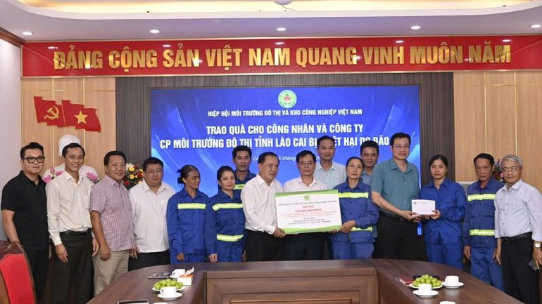 Trao quà cho công nhân và Công ty Cổ phần Môi trường Đô thị tỉnh Lào Cai.